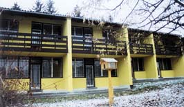 A fi�k �tmenetileg a szolg�lati lak�sokban laknak.