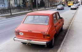 Elhagyott piros Zastava a Bke-liget mellett.