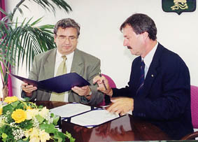 Dr. Gyimesi Endre (balrl) s Sinka Lszl kicserlik az alrt szerzdseket. 