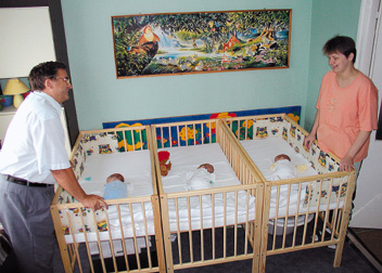 Az �desanya b�szke a h�rom kisfi�ra.