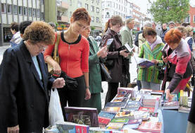 Gazdag vlasztk vrta az rdekldket a knyvhten.