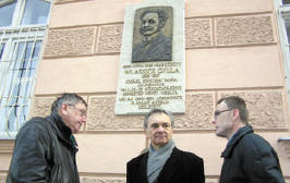 Tudomnyos konferencikat is szerveznek.