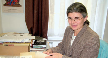 Csomor Erzsbet munka kzben.