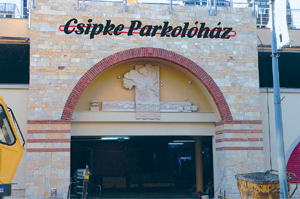 Parkolhz s homlokzata, Bres Jnos alkotsval.