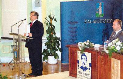 Dr. Gyimesi Endre bevezet eladsa kzben.