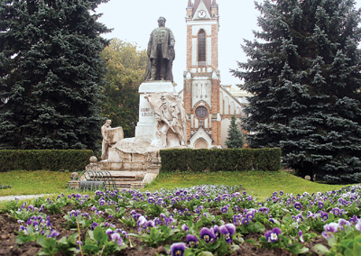 Virgosts a Csny-szobor krnykn.