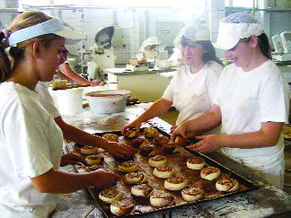 P�ks�tem�nyt k�sz�tenek a di�kok a tanm�helyben.