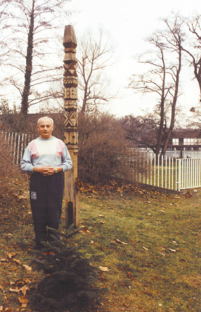 Tatai Ferenc �s az el�ltetett feny�fa.