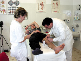 Dr. Major Zoltn s asszisztense, Pl Andrsn elltjk a beteget.