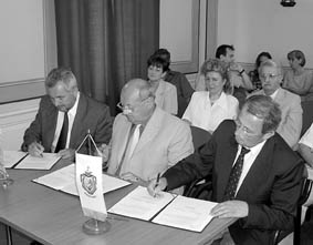 Az egyttmkdsi megllapods alrsa. Balrl jobbra: Laza Mihly, Farkas Imre, dr. Szab Imre.