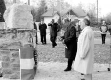 A sz�vets�g is koszor�zott az eml�khelyen.