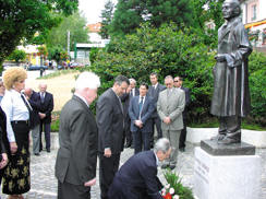 A vros vezeti is koszorztak.