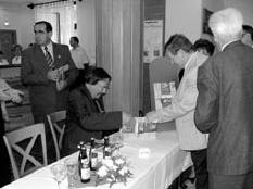 Dr. Mller Rbert a helysznen dediklta a knyvet.