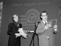 Mohcsi Jzsef polgrmester jubileumi emlkplakettet adott t Fldesi Judit igazgatnak.