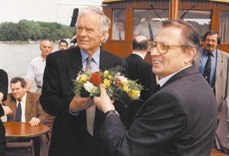 Rosta S�ndor �s dr. Szab� Imre a koszor�z�s pillanataiban.