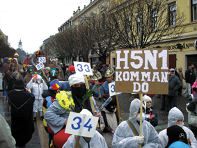 A jelmezesek egy csoportja az aktualit�sokra helyezte a hangs�lyt.