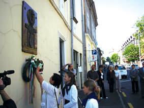 A katolikus iskola is koszorzott.