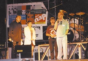 A sznpadon Szabpali, valamint Szalai Annamria. A mikrofon Hegeds Lszl kezben.