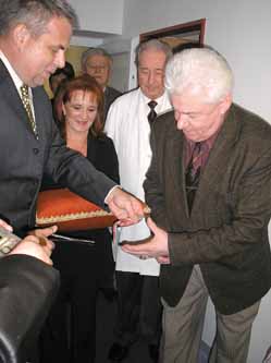 Dr. Heged�s Lajos (balr�l) �s V�rtes �rp�d k�z�sen avattak.