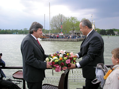 Dr. Czoma Lszl s Manninger Jen is megkoszorzta idn a Balatont.