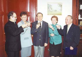A kitntetettek: dr. Slyom Sndor, dr. Tth Lszln, dr. Gal Istvnn s Kvr Imre dr. Szab Imre (kzpen) polgrmester trsasgban.