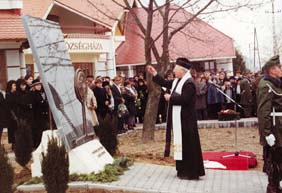 Dr. Tvlgyi Lszl esperes megldotta az emlkmvet.