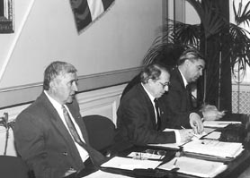 Feladatokat hat�rozott meg a Balatoni Sz�vets�g. (K�z�pen az eln�k, dr. Szab� Imre)