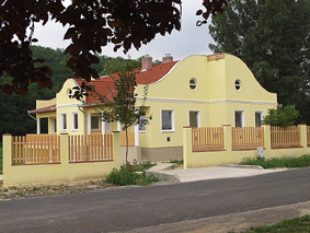 Szocilis brlaksok a falu kzpontjban.