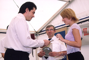 Kercsi Lrnd, a charta elnke dr. Boros Imrvel adja t a djat.