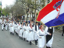 Horvt vendgek a szombat esti karnevli menetben.