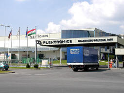 Tbb mint htezren dolgoznak a Flextronicsban.