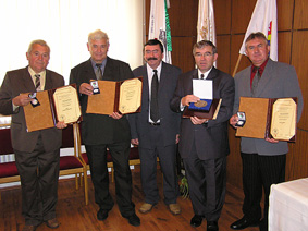 Zalaszentiv�n d�jazottjai a polg�rmester (k�z�pen) t�rsas�g�ban.