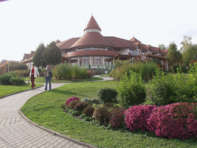 A hotel csodlatosan parkostott krnyezetben fekszik.