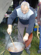 A bogr�csban vadp�rk�lt rotyogott.