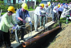 M�g a ny�ron elkezd�d�tt t�bb telep�l�s k�z�s szennyv�zprogramja.