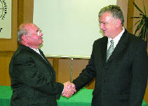 Az �r�k�s tiszteletbeli eln�kk� v�lasztott Farkas Imre gratul�l Mazzag Ferencnek, a kamara �j eln�k�nek. 