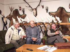 Az egyes�let vezet�i a sz�ll�t�sra v�r� tr�fe�kkal.