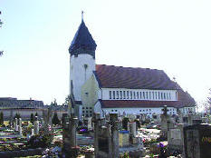 A telepls templomja a temetkertben ll.