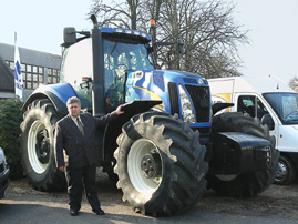 A legjabb New Holland „csodatraktort” mutatja Flfldi Mikls.