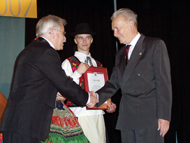 Harkny Lszl tveszi a dszpolgri cmet a polgrmestertl.