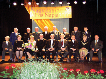 Marton Istvn a kitntetettek gyrjben, mellette balrl Takcs Jnos, jobbrl pedig Harkny Lszl, az jdonslt dszpolgrok.