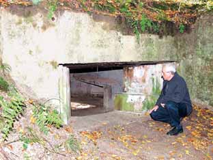 Bcs Jzsef az egyik kitakartott bunkerrel.