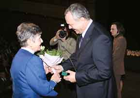 Dr. Petnovics Katalin tveszi az elismerst.