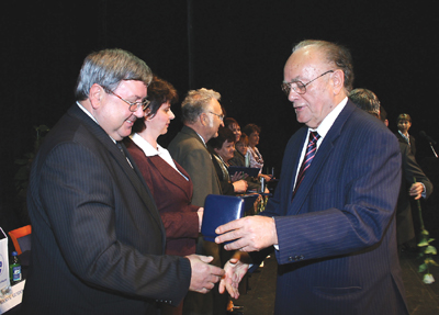 Vgi Ferenc (balrl) tveszi az elismerst Demjn Sndortl.