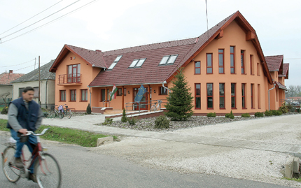 A polgrmesteri hivatal s krjegyzsg impozns plete.