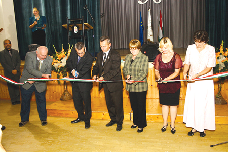 Szalag�tv�g�s a m�vel�d�si h�z �tad�si �nneps�g�n.