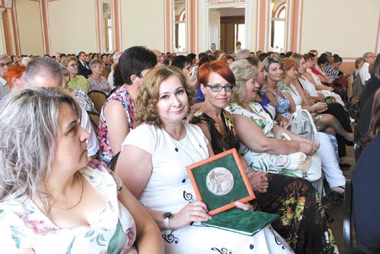 A korasz�l�tt intenz�v r�szleg munkat�rsai az eml�kplakettel.