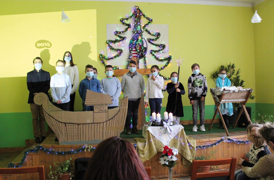A gyerekek mûsort adtak elõ advent negyedik vasrnapjn