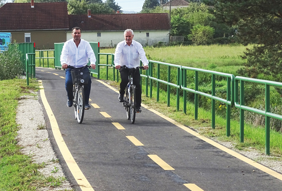 Vigh L�szl� orsz�ggy&ucirc;l�si k�pvisel&otilde; �s Horv�th L�szl� polg�rmester a  Lenti–Lentik�polna k�z�tti ker�kp�r�t �tad�s�n