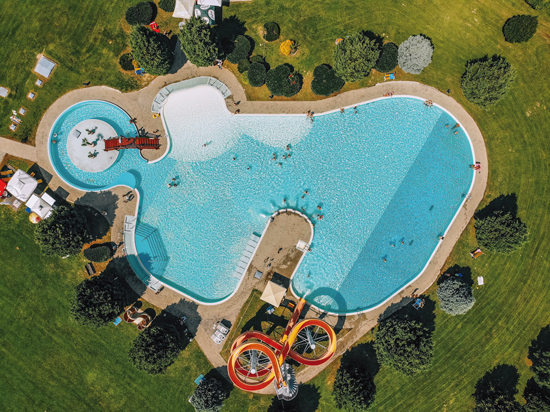 A Lenti F�rd&otilde; beach medenc�je